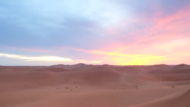 Desert-sand-dunes--sunset-pan--timelapse