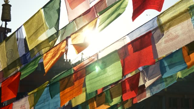 Banderas-de-oración-en-las-luces-del-sol-de-mañana.-Katmandú,-Nepal.-Lenta,-4K
