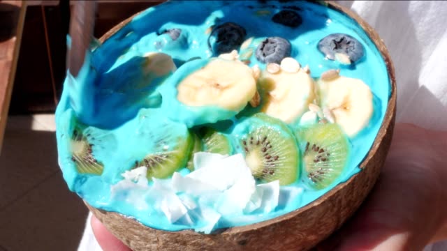blaue-Majik-Spirulina-Superfood-Smoothie-Kokosnuss-Schalen-Rack-Fokus