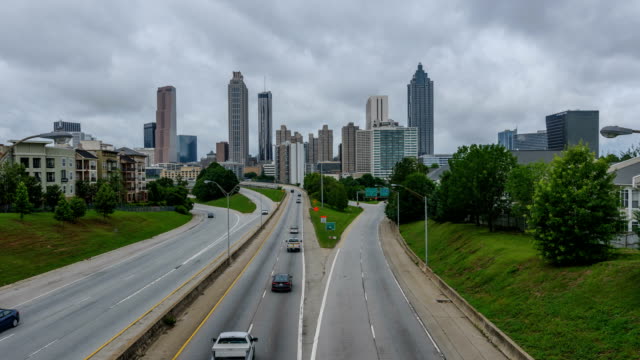 Frühling-in-Atlanta---Zeitraffer-Video-der-dunklen-Frühling-Gewitterwolken-über-befahrenen-Autobahnen-und-moderne-Skyline-der-Innenstadt-von-Atlanta,-Georgia,-USA.