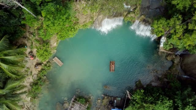 Drone-Schuss-Luftaufnahme-der-jungen-Frau-Bambus-rafting-am-tropischen-Wasserfall.-4K-Auflösung-video,-gedreht-in-den-Philippinen.-Die-Leute-Reisen-Spaß-Urlaub-Abenteuer-Konzept