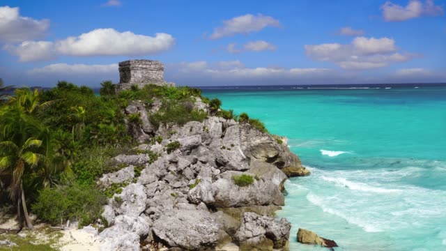 Tulum-ruins-in-Caribbean-sea-at-Mayan-Riviera