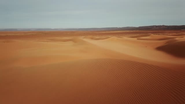 Aerial-view-on-sand-dunes-in-Sahara-desert,-Africa