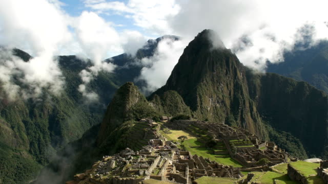 langsamen-Zoom-in-Machu-Picchu-an-einem-nebligen-Morgen