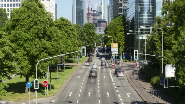 Straßenverkehr-auf-mehrspurigen-Autobahn-in-Frankfurt-am-Main,-Zeitraffer