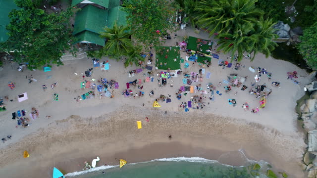 Menschen-mit-einer-Party-am-Strand