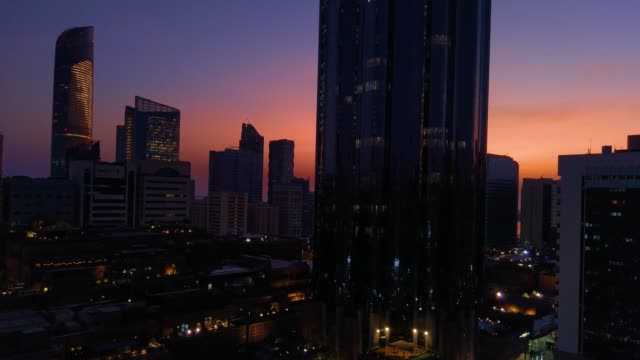 Hermosa-puesta-de-sol-mágica-con-la-luna-en-la-ciudad-de-Abu-Dhabi,-Emiratos-Árabes-Unidos