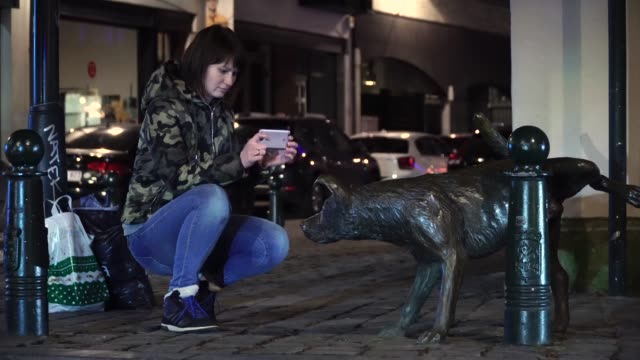 Lady-touristische-Bilder-urinieren-Hund-in-Brüssel,-Belgien.-Zinneke-pis
