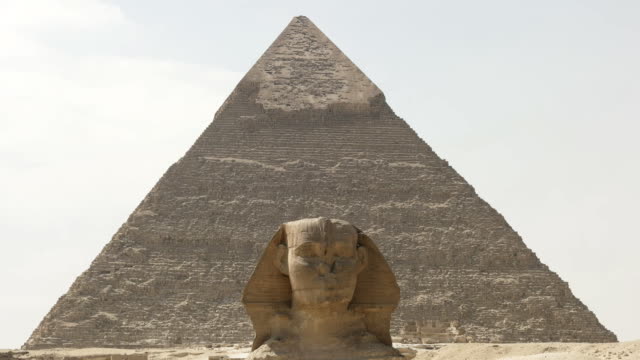 close-up-of-the-sphinx-with-the-pyramid-of-khafre-in-the-background-at-giza