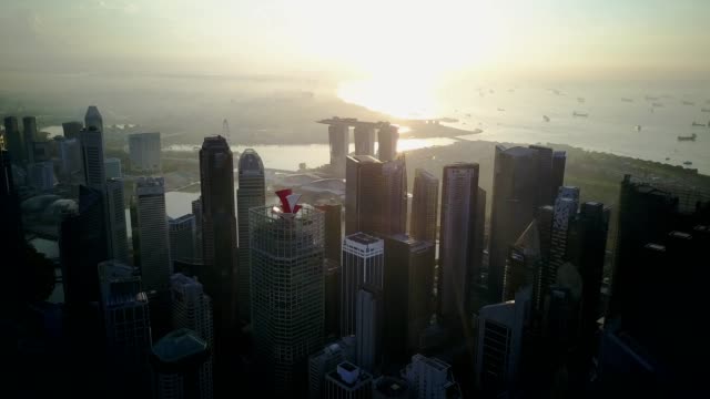 Schönen-guten-Morgen-Drohne-Aufnahmen-von-städtischen-Skyline-von-Singapur-im-zentralen-Geschäftsviertel-mit-Marina-Bucht-Hintergrund.