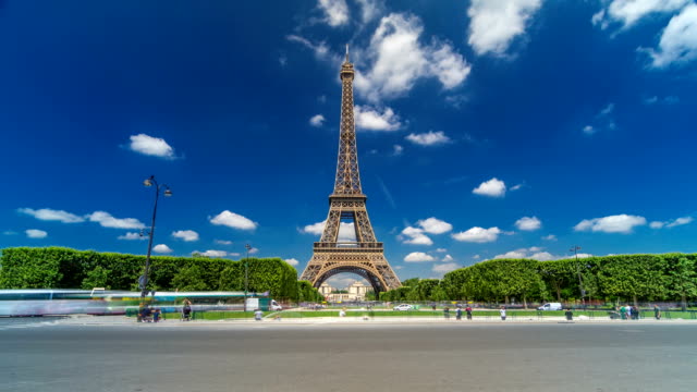 Torre-Eiffel-en-Champs-de-Mars-en-París-timelapse-hyperlapse,-Francia