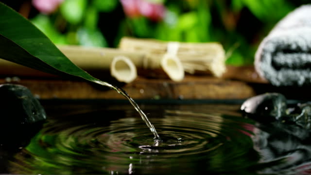 Schönes-Wasser-und-Kerzen-Spa--und-Wellnesscenter-Zusammensetzung-schießen-in-extrem-langsamen-motion.concept-der-Entspannung-und-des-meditation.water