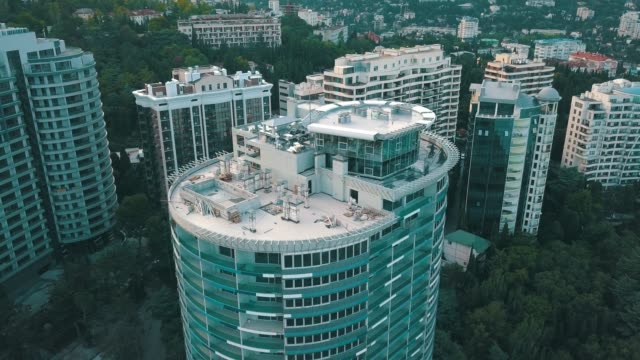 superior-vista-aérea-de-rascacielos-alto-th-edificio-remoto-techo-aislado