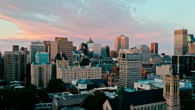 Areal-Drone-Aufnahmen-von-Montreal-Kanada-bei-Sonnenuntergang