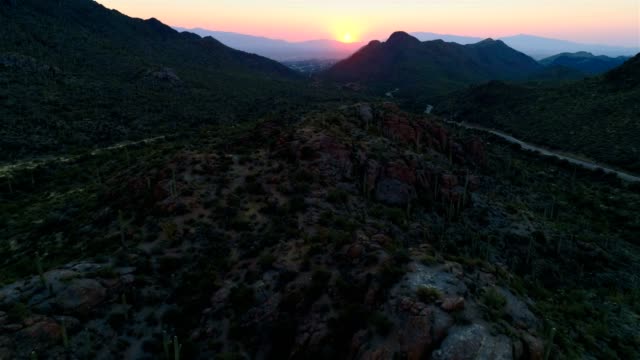 Wüste-bergpass-Drohne-Footage---Sonnenaufgang