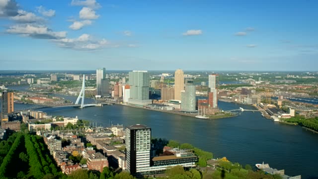 Vista-de-ciudad-de-Rotterdam-y-el-puente-Erasmus-Erasmusbrug