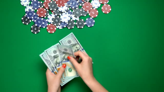 Jugador-de-Poker-contar-dinero-en-la-mesa-de-casino,-Victoria,-éxito-juego-vista-superior