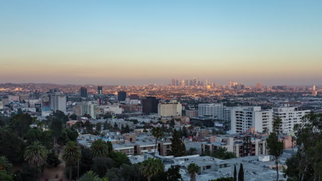 Full-Moon-Rising-über-die-Innenstadt-von-Los-Angeles-Tag-zu-Nacht-Sonnenuntergang-Timelapse-Wide