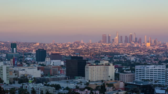 Full-Moon-Rising-über-die-Innenstadt-von-Los-Angeles-Tag-zu-Nacht-Sonnenuntergang-Timelapse
