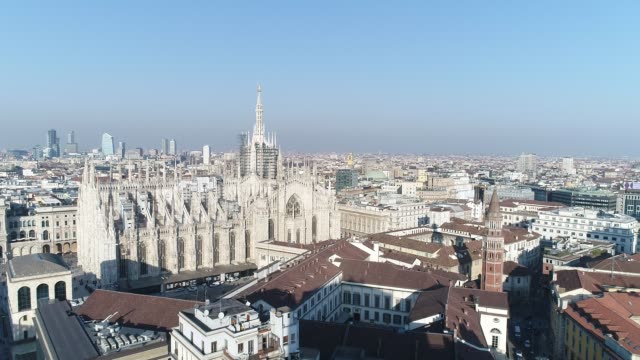 Luftbild-Drohne-Filmmaterial-Blick-auf-Kathedrale-Duomo-in-Mailand