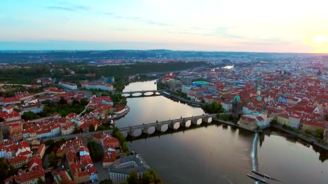 Luftaufnahme-der-Stadt-Prag-und-Fluss-Vitava-am-Morgen.