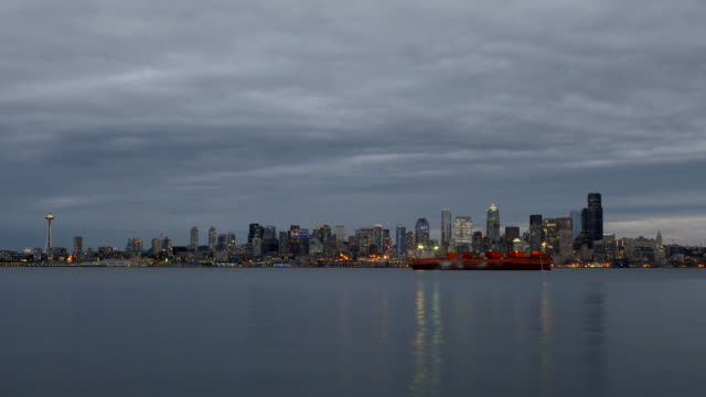 Downtown-Seattle-Tag-und-Nacht-mit-Sturm-Wolken