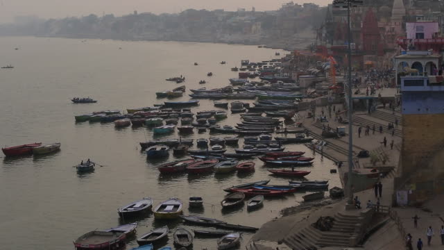 Luftaufnahme-der-Fluss-Ganges-Ghats-voller-Boote-während-des-Sonnenuntergangs.