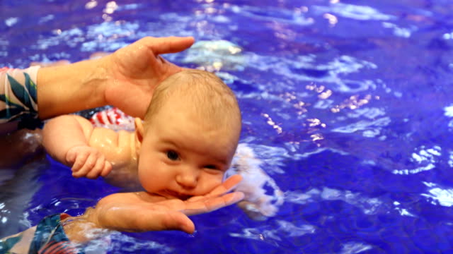 gesunde-Familie-Mutter-Lehre-Baby-Schwimmbad