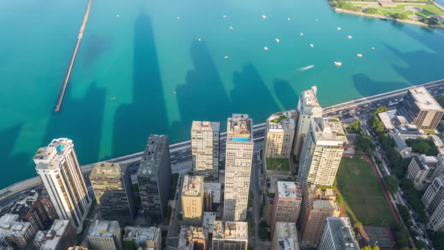Sombras-de-rascacielos-de-Chicago-en-Timelapse-día-aérea-de-lago-Michigan