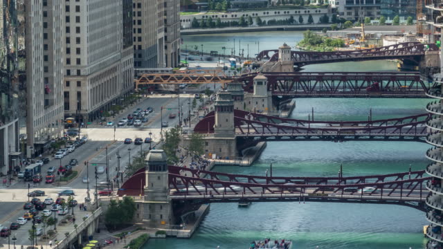 Die-Innenstadt-von-Chicago-River-und-Brücken-mit-Booten-und-Verkehr-Tag-Timelapse