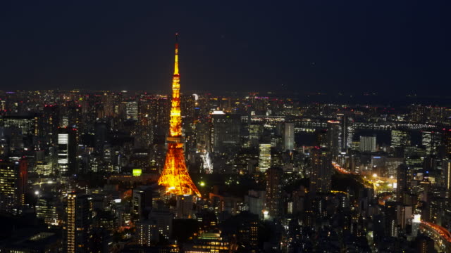 Nachtaufnahme-des-Tokyo-Tower-von-der-Aussichtsplattform-des-Turmes-mori