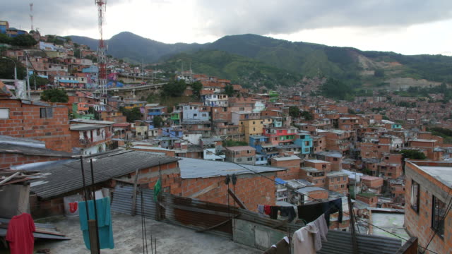 Blick-auf-Nachbarschaft-in-\"Comuna-13\"-Medellin-Kolumbien-mit-Dachterrasse-im-Vordergrund