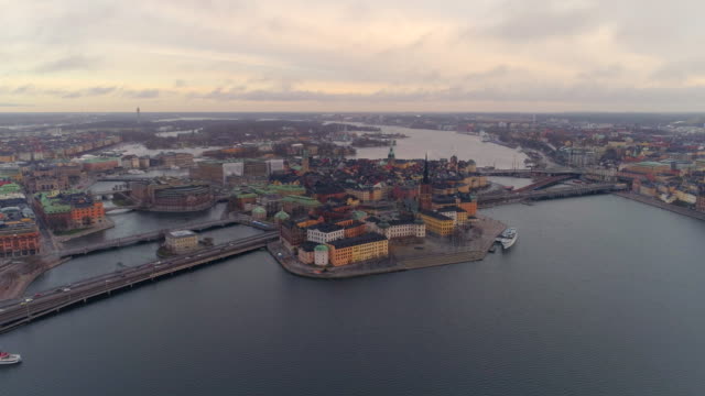 Vista-aérea-del-helicóptero-de-centro-de-la-ciudad-de-Stockholm.-Tiro-de-drone-panorama-de-ángulo-alto-de-la-isla-de-Riddarholmen-y-Gamla-stan-en-la-Capital-ciudad-de-Suecia