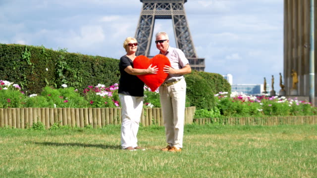 Senior-pareja-besándose-delante-de-Eiffel-de-la-torre-en-el-día-de-San-Valentín-en-4-k-lenta-60fps