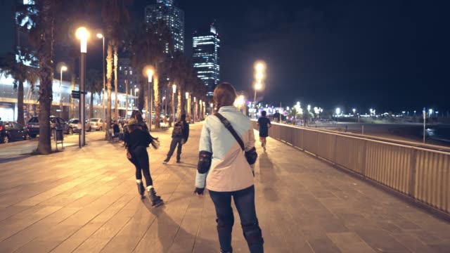 Sports-roller-girl-skating-at-night-in-the-city