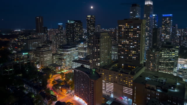 Luna-de-llena-de-tráfico-de-la-ciudad-en-Toronto