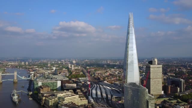 Impresionante-vista-aérea-de-la-ciudad-de-Londres,-tower-bridge-y-el-rascacielos-Shard-desde-arriba.
