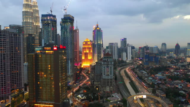 Abend-Beleuchtung-Kuala-Lumpur-Stadtzentrum-Verkehrsstraße-aerial-Panorama-4k-Malaysia