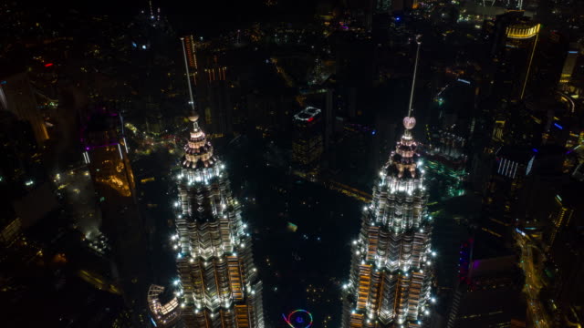 Nacht-Kuala-Lumpur-höchsten-Türme-Tops-aerial-Panorama-Zeitraffer-4k-Malaysia