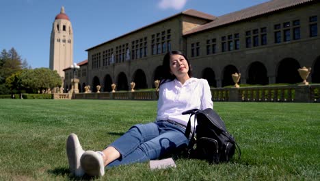 estudiante-sentado-en-la-hierba-y-disfrutando