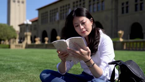 Frau-eine-Pause-und-lesen-während-der-kühlen