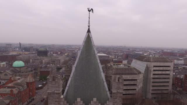 Luftbild-Drohne-Schuss-der-Christuskirche-aufsteigen-enthüllt-Dublin-City-Skyline-Tower