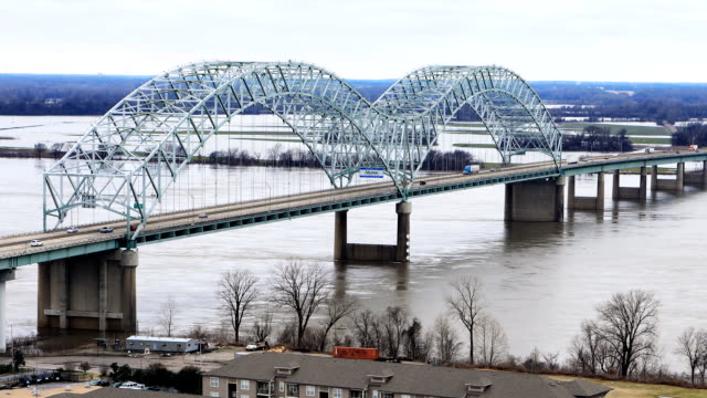 Zeitabfahrt-der-Brücke-über-den-Mississippi-bei-Memphis,-TN