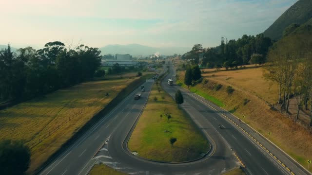 Luftbild-einer-Autobahn-in-Kolumbien-mit-Bergen,-Verkehr-und-dem-Land