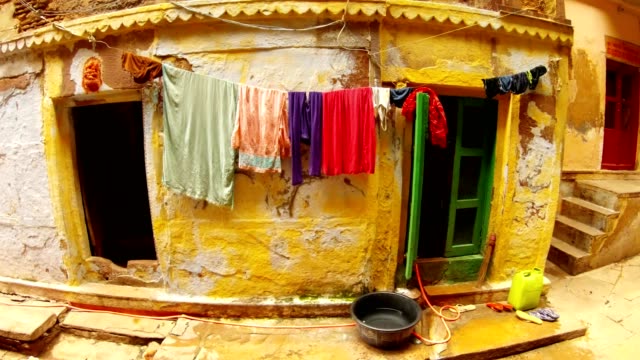 Slums-von-Benares-Dinge-trocknen-über-knackige-Unterhaltung-zu-Haus