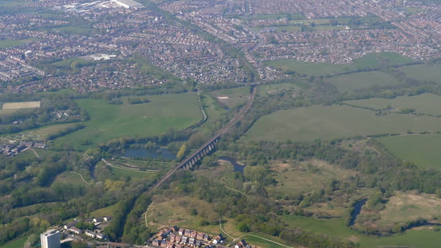 Aterrizaje-avión-vista-del-puente-ferroviario-cerca-de-Manchester