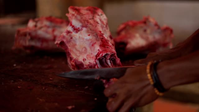 Butcher-chopping-cow-head-meat-at-meat-market