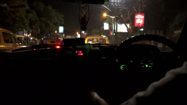 Taxi-Nachtfahrt-in-der-Nähe-von-Lake-Town-Clock-Tower,-Big-Ben---Kolkata,-Indien