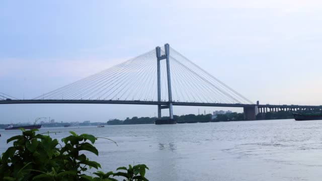 4K-Zeitraffer-schöne-Wolken-über-Kalkutta-Stadt-mit-Blick-auf-Vidyasagar-Bridge-oder-Seconf-Hooghly-Bridge-auf-dem-Ganges-Fluss,-Westbengalen,-Indien.
