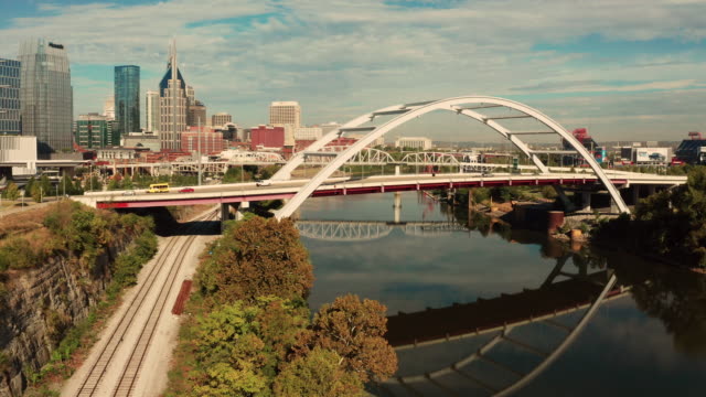 Historische-Bogenbrücke-bringt-Verkehr-über-den-Cumberland-River-neben-Nashville